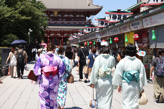 New coronary infection: Spread of infected people in the  7th wave  in Japan. July 31, 2022, Tokyo, Japan   People stroll at the Nakamise shopping street, an approach to the Sensoji temple at Asakusa district in Tokyo amid outbreak of the new coronavirus on Sunday, July 31, 2022. 31,541 poeple were infected with the new coronavirus in Tokyo on July 31.       Photo by Yoshio Tsunoda AFLO  