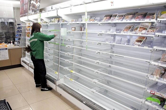 Record snowfall in Hokuriku region, affecting logistics Convenience store with empty shelves of groceries after logistics stopped in the center of Toyama City on August 9.