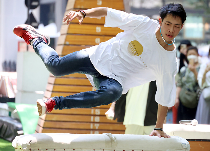 Parkour is demonstrated at the opening ceremony of the Marunouchi Sports Fes August 1, 2022, Tokyo, Japan   Tomoya Suzuki, Japan s parkour champion demonstrates to do parkour, street running at obstacle course at the opening ceremony of the annual  Marunouchi Sports Fes  in Tokyo on Monday, August 1, 2022.       Photo by Yoshio Tsunoda AFLO 