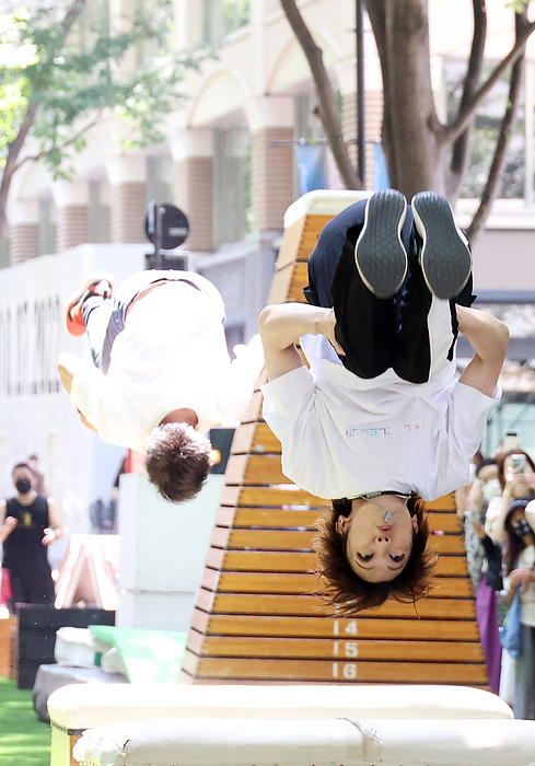 Marunouchi Sports Fest 2022 August 1, 2022, Tokyo, Japan   Yutaka Kyan  R , athlete and ambassador of Tokyo parkour commission and a member of Japanese rock band Golden Bomber demonstrates to do parkour, street running at obstacle course at the opening ceremony of the annual  Marunouchi Sports Fes  in Tokyo on Monday, August 1, 2022.       Photo by Yoshio Tsunoda AFLO  