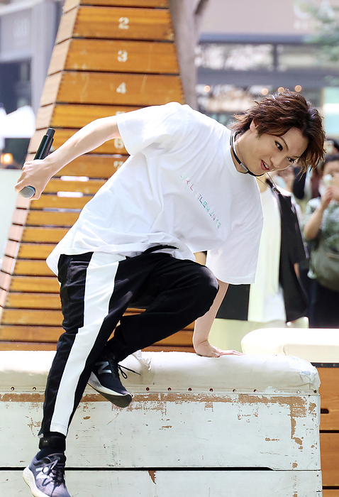 Marunouchi Sports Fest 2022 August 1, 2022, Tokyo, Japan   Yutaka Kyan, athlete and ambassador of Tokyo parkour commission and a member of Japanese rock band Golden Bomber demonstrates to do parkour, street running at obstacle course at the opening ceremony of the annual  Marunouchi Sports Fes  in Tokyo on Monday, August 1, 2022.       Photo by Yoshio Tsunoda AFLO  
