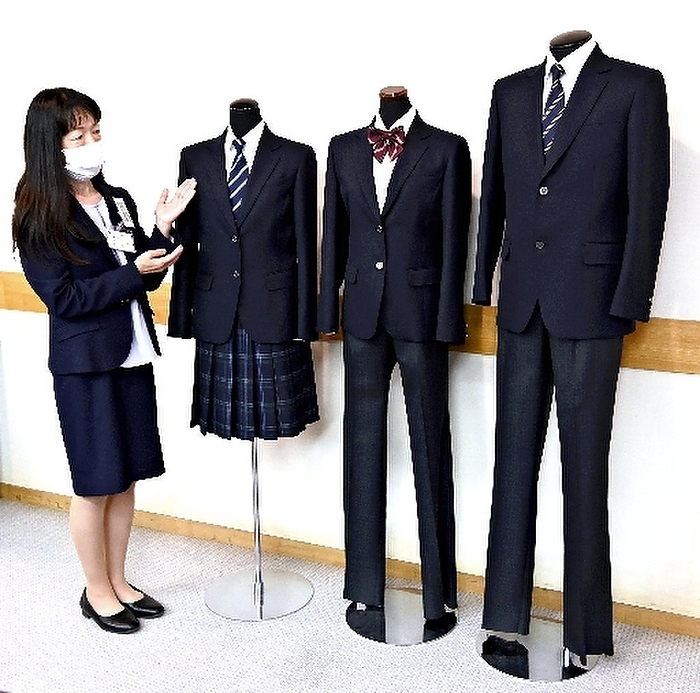 Minami Ashigara Uniform New uniforms for Minami Ashigara municipal junior high schools, where both boys and girls will be able to choose skirts and slacks  photo by Hirofumi Yamada at Minami Ashigara City Hall on April 6 .