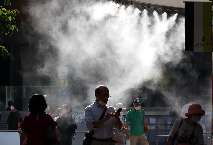 Extreme heat throughout Japan August 2, 2022, Tokyo, Japan   Pedestrians get water mist shower to cool down in Tokyo on Tuesday, August 2, 2022. Japan s temperature climbed to around 40 degree Celsius and the government warned people against heat stroke.        Photo by Yoshio Tsunoda AFLO  