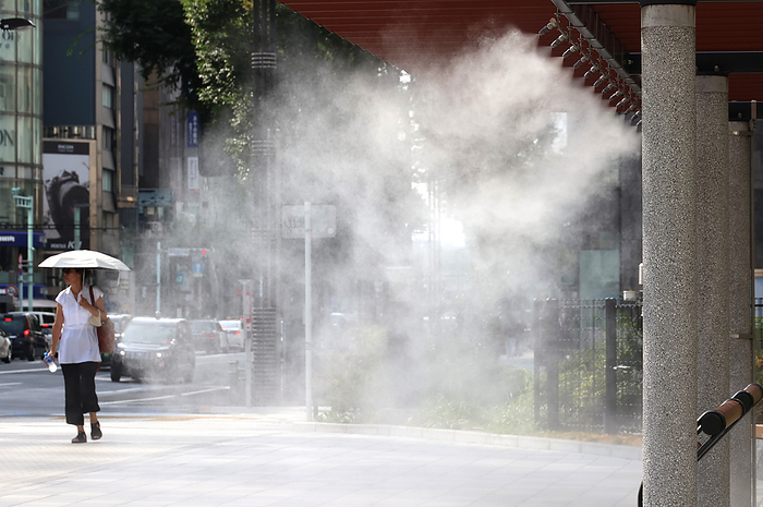 Extreme heat throughout Japan August 2, 2022, Tokyo, Japan   A pedestrian gets water mist shower to cool down in Tokyo on Tuesday, August 2, 2022. Japan s temperature climbed to around 40 degree Celsius and the government warned people against heat stroke.        Photo by Yoshio Tsunoda AFLO  