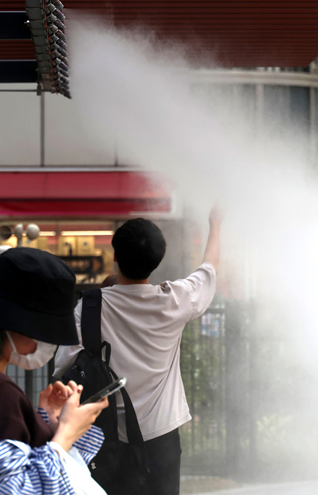 Extreme heat throughout Japan August 2, 2022, Tokyo, Japan   A man extends his arm to get water mist shower to cool down in Tokyo on Tuesday, August 2, 2022. Japan s temperature climbed to around 40 degree Celsius and the government warned people against heat stroke.        Photo by Yoshio Tsunoda AFLO  