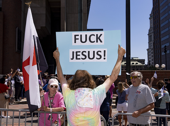 Christian flag raised outside of Boston City Hall. August 3, 2022, Boston City Hall Plaza, Boston, Massachusetts, USA: Protester argues with supporters of Christian flag during the flag raising ceremony The flag raising takes place about three months after the Supreme Court in an unanimous decision ruled the city discriminated against Harold Shurtleff and his Camp Constitution group because of his Camp Constitution group. The flag raising takes place about three months after the Supreme Court in an unanimous decision ruled the city discriminated against Harold Shurtleff and his Camp Constitution group because of his  religious viewpoint  when it refused permission for him to fly the banner on the Boston city council. for him to fly the banner on City Hall Plaza in 2017. 