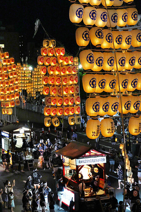 Kanto lanterns light up the night sky while swaying like ears of rice Kanto lanterns, swaying like ears of rice, light up the night sky in Akita City at 7 p.m. on August 3, 2022. 37 minutes, photo by Takeshi Inokai