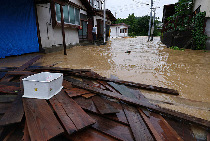 Torrential rain in Tohoku and Hokuriku A man looks outside in a flooded residential area in Oe Town, Yamagata Prefecture, Japan, at 6 a.m. on August 4, 2022. 52 minutes, photo by Takeshi Inokai