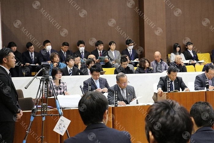 Holiday Assembly in Oarai cho: Townspeople listen to questioning   Ibaraki, Japan Town residents  back  listen to questions. Some young town employees, who are unable to attend the meeting due to work on weekdays, are also present at the Oarai Town Council chambers on March 12, 2017  photo by Taichi Nemoto.