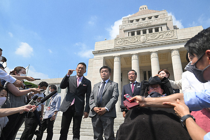 Reiwa Shinsengumi members Taro Yamamoto  center left , Dr. Suidobashi  right , and others are interviewed by the press in front of the National Diet Building on the first day of the extraordinary Diet session. Reiwa Shinsengumi members Taro Yamamoto  center left , Dr. Suidobashi  right , and others are interviewed by the press in front of the National Diet Building on the first day of the extraordinary Diet session. Yasuhiko Funago is in the front right. Photo by Ririko Maeda