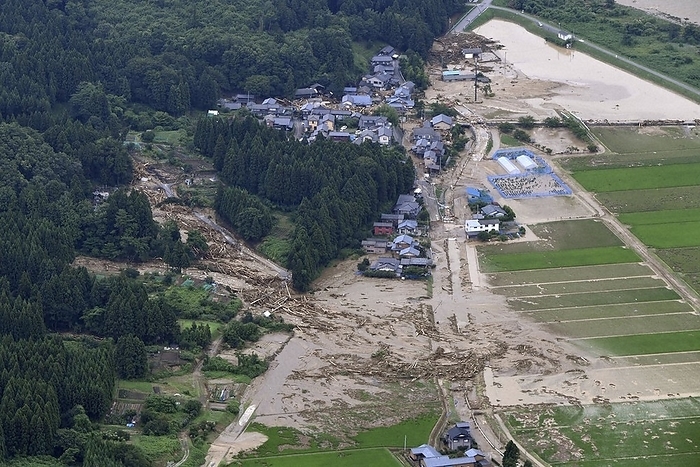 Torrential rain in Tohoku and Hokuriku A site in the Koiwauchi district of Murakami City, Niigata Prefecture, where soil and trees scattered after heavy rainfall on August 4, 2022 at 1:00 p.m. From the  Hope  aircraft at the head office at 1:27 p.m. on August 4, 2022.