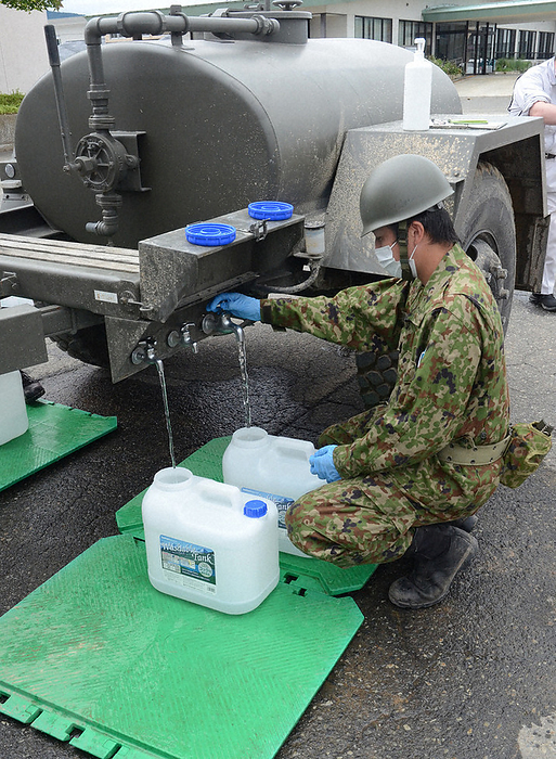 Torrential rain in Tohoku and Hokuriku Ground Self Defense Force  GSDF  personnel supplying water to containers brought in by residents at the Iide Town General Center  Asu  in Iide Town at 2:16 p.m. on August 4, 2022  photo by Shuichi Kanzaki.