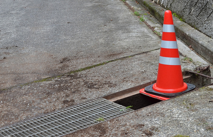 Cones were placed at the site where the lattice lid at the edge of the forest road was stolen. Cones were placed at the site where a lattice lid was stolen from the edge of a forest road in Yamanashi City.