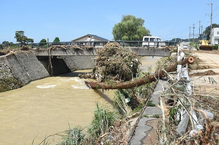 A huge mass of driftwood, branches, leaves, and garbage, etc., which is believed to have drifted down from the upper reaches of the Tailings River to the front of the bridge and accumulated there. A huge mass of driftwood, branches, leaves, garbage, and other debris that is believed to have washed down from the upper reaches of the Kasukami River and accumulated in front of a bridge in Nakami cho, Komatsu City, Ishikawa Prefecture, in August 2022. Photo by Sho Ohara at 0:32 p.m. on August 5, 2022.