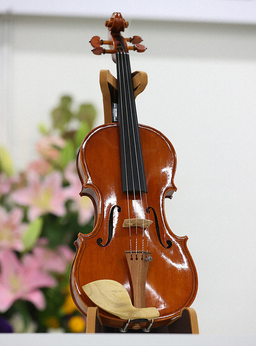 New violin made from A bombed trees Violins newly made from A bombed trees in Naka Ward, Hiroshima, August 6, 2022, at 0:00 p.m. 25 minutes, photo by Hiroki Takigawa