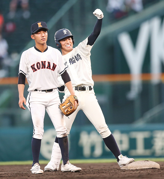 2022 Summer Koshien 1st round 104th National High School Baseball Championship Tournament, Day 3, 1st round, Kounan vs. Ichifunabashi, Ichifunabashi: Tetsusei Morimoto poses with guts after hitting a timely double in the bottom of the 8th inning with Ichifunabashi on first and second base with two outs.