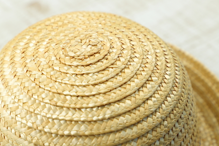 Bowler-shaped straw hat Top crown