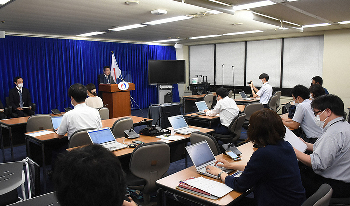 Minister of Health, Labor, and Welfare Shigeyuki Goto  back  explains the review of the response to the new coronavirus, including the simplification of outbreak notification. Minister of Health, Labor, and Welfare Shigeyuki Goto  back  explains the review of the response to the new coronavirus, including simplification of outbreak notification, in Chiyoda Ward, Tokyo, August 2022. Photo by Takashi Kogaji, 8:13 p.m., August 4, 2022