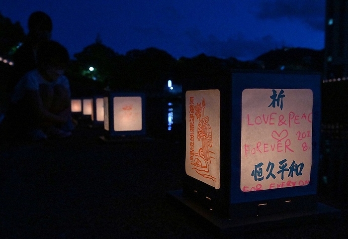 Nagasaki 77th Anniversary of the Atomic Bombing It has been 77 years since the atomic bombing. Lanterns lined up along a riverside in Nagasaki City to wish for peace on August 9, 2022, at 7:00 p.m. Photo by Yoshiyuki Hirakawa