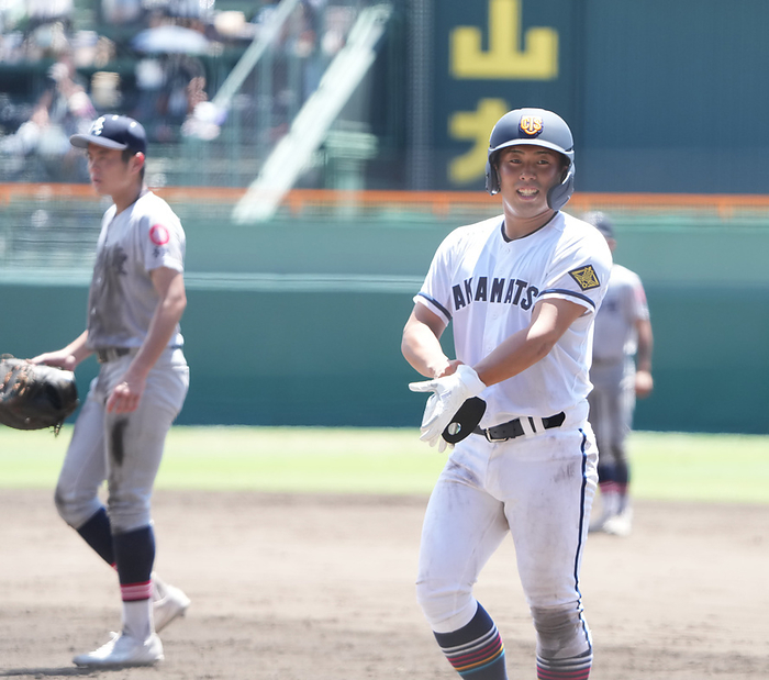 2022 Summer Koshien 2nd round 104th National High School Baseball Championship Tournament, Day 6, 2nd inning, Takamatsu Sho vs. With one out and runners on first and second, Shogo Asano goes to first base, thinking it was an intentional walk, but returns to the batter s box, saying he did not report it.  Date 20220811  Location Koshien Stadium