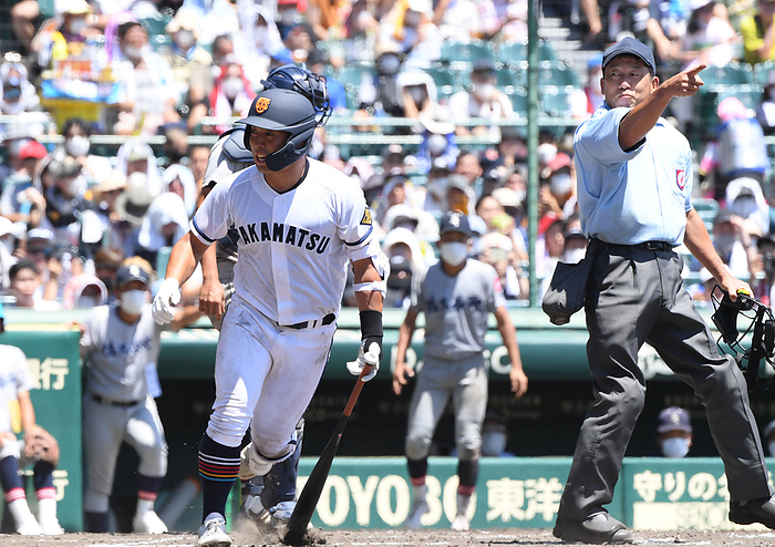 2022 Summer Koshien 2nd round August 11, 2022 National High School Baseball Championship Day 6, 2nd inning, Takamatsu Sho and Saku Chosei Takamatsu Shoji s Shogo Asano walks to first base after an intentional walk is called.