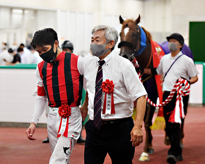 2022 Sekiya Kinen  G3  Win Carnelian Winner August 14, 2022 Horse Racing Race 11R Sekiya Kinen 1, No. 12, Win Carnelian  Kosei Miura , right, trainer Yuichi Kado, Niigata Racecourse, Niigata City, Niigata Prefecture.