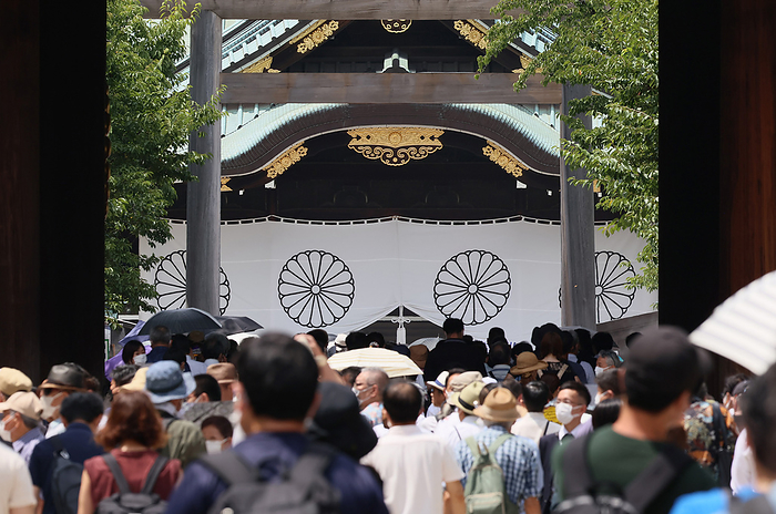 77th anniversary of the end of the war August 15, 2022, Tokyo, Japan   People visit the controversial war shrine Yasukuni shrine to honor war victims in Tokyo on Monday, August 15, 2022. Japan marked the 77th anniversary of its surrender of WWII on August 15.      Photo by Yoshio Tsunoda AFLO  