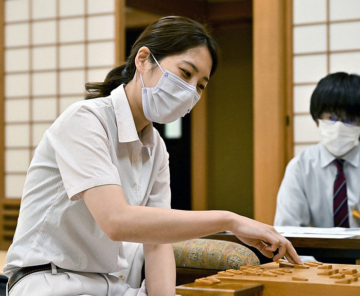 Kana Seirei Satomi looking back on her game after losing to Kenshi Tokuda 4 dan in the first round of the entrance examination for professional Go players. Kana Seirei Satomi looks back on her game after losing to Kenshi Tokuda 4 dan in the first round of the entrance examination for professional Go players at the Kansai Shogi Kaikan in Fukushima ku, Osaka, August 2022. August 18, 5:41 p.m.  Representative photo 