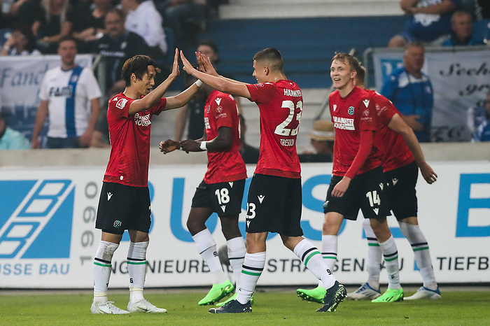 Torjubel   Torsch tze Sei Muroya  Hannover 96,21  trifft zum 0 3 mit Nicolo Tresoldi  Hannover 96,23    2. Fu ball Bunde Hannover 96 s Sei Muroya during the German  Second Bundesliga  match between 1. FC Magdeburg 0 4 Hannover 96 at MDCC Arena in Magdeburg, Germany on August 19, 2022.  Photo by AFLO 