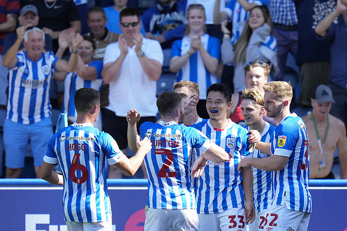 2022 23 England 2nd Division Nakayama scored a goal Sky Bet Championship Huddersfield Town v Stoke City Yuta Nakayama 33 of Huddersfield Town celebrates his goal with team mates infant of the happy Town fans Huddersfield John Smith s Stadium West Yorkshire United Kingdom Copyright: xStevexFlynn NewsxImagesx 