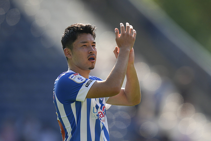 2022 23 England 2nd Division Sky Bet Championship Huddersfield Town v Stoke City Yuta Nakayama 33 of Huddersfield Town salutes the fans after the match Huddersfield John Smith s Stadium West Yorkshire United Kingdom Copyright: xStevexFlynn NewsxImagesx 