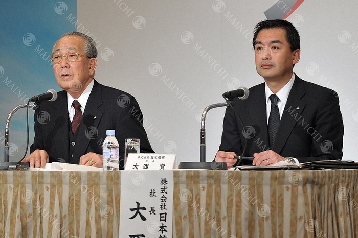 JAL Press Conference Inamori, Chairman of JAL, and Onishi, President of JAL, answer questions at the inaugural press conference JAL Chairman Kazuo Inamori  left  speaks at the inaugural press conference. President Ken Onishi  right  speaks at the inaugural press conference in Minato ku, Tokyo on February 1, 2010 at 4:03 p.m. Photo by Masaru Nishimoto