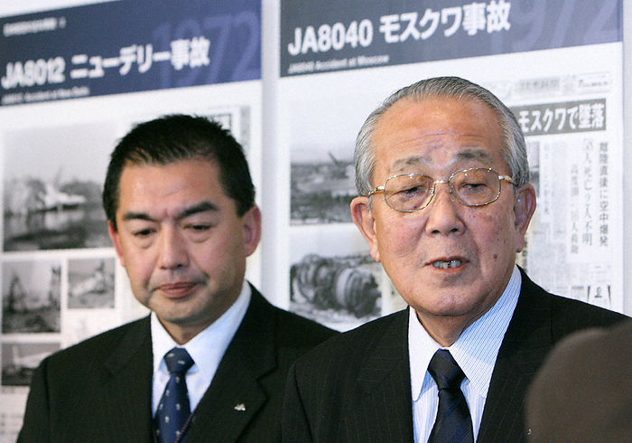 JAL Chairman Kazuo Inamori JAL Chairman Kazuo Inamori  right  expresses his impressions after visiting the Safety Awareness Center. On the left is President Ken Onishi.