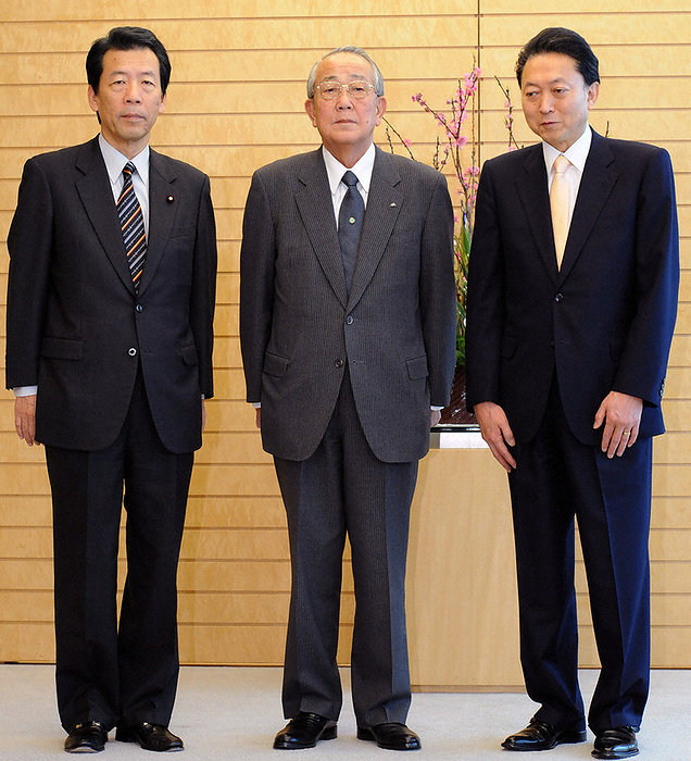 Prime Minister s Office, Delivery of Resignation Kazuo Inamori, Honorary Chairman of Kyocera Corporation and Chairman of Japan Airlines Co. Prime Minister Yukio Hatoyama  right  and Chief Cabinet Secretary Hirofumi Hirano pose for a commemorative photo after delivering a letter of resignation to Kazuo Inamori, Chairman Emeritus of Kyocera Corporation and Chairman of Japan Airlines Corporation  center , on February 25, 2010 at 9:32 AM at the Prime Minister s Office.