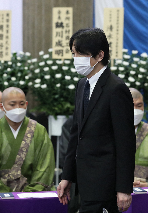 Prince Akishino burns incense at a grand memorial service held at the Tokyo Metropolitan Cenotaph on the 99th anniversary of the Great Kanto Earthquake. Prince Akishino burns incense at a grand memorial service held at the Tokyo Metropolitan Cenotaph on the 99th anniversary of the Great Kanto Earthquake in Sumida Ward, Tokyo, 2022.  Photo by Takeshi Inokai at 10:30 a.m. on September 1 