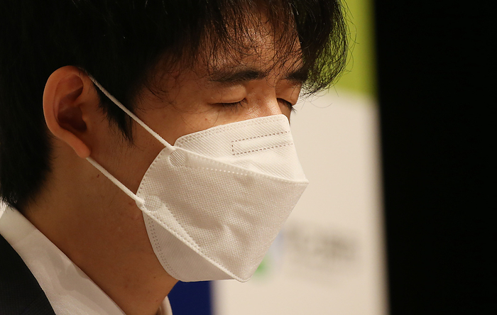 Fujii Go kan defends his title and wins the 63rd O dan Tournament for the third consecutive year.  Oda Fujii, looking thoughtful at the press conference  Photo by Kentaro Nishiumi  Photo date: 20220907