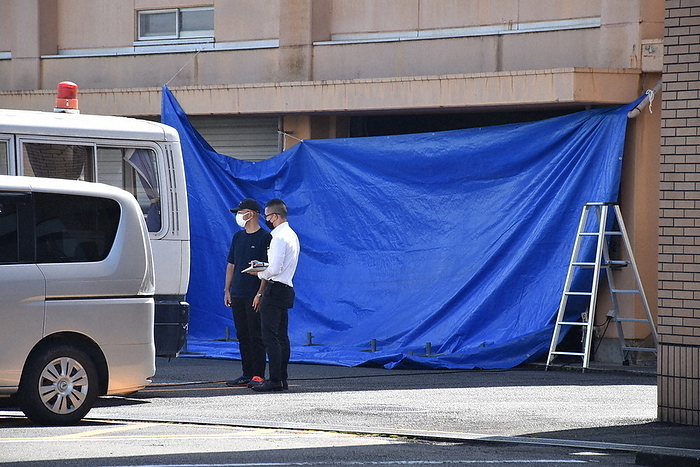 Girl left on kindergarten bus to die A courtesy bus of Kawasaki Kindergarten, on which the deceased preschooler is believed to have been riding, is placed behind a blue sheet at the Makinohara Prefectural Police Station in Hosoe, Makinohara City, September 2022. Photo by Jyanta Oka at 9:36 a.m. on September 6, 2022.
