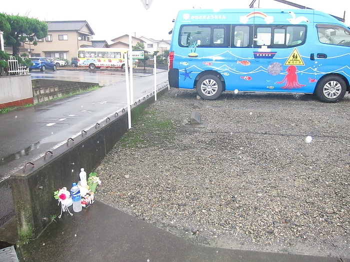 Girl left on kindergarten bus to die Tokyo Osaka  Death of a 3 year old girl who was left on a school bus  A bouquet of flowers and soft drinks were offered at the parking lot of Kawasaki Kindergarten  photo by Haruro Gama .