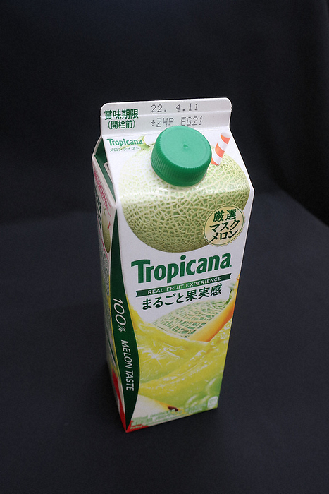The package of  Tropicana 100  Marugoto Fruits Melon Taste  for which an order was issued for violation of the Act against Unjustifiable Premiums and Misleading Representations. The package of  Tropicana 100  Marugoto Fruitsense Melon Taste  was ordered to cease and desist for violation of the Act against Unjustifiable Premiums and Misleading Representations. 100 , actually 2   Tropicana 100  Marugoto Fruitsense Tropicana 100  Whole Fruit Melon Taste  was ordered to pay a premium for the labeling of  100  MELON TASTE . TASTE  violated the Act against Unjustifiable Premiums and Misleading Representations. In reality, the melon juice was only 2 .   September 6, 2022, 3:34 p.m. at the Consumer Affairs Agency. Photo by Rokka Teramachi