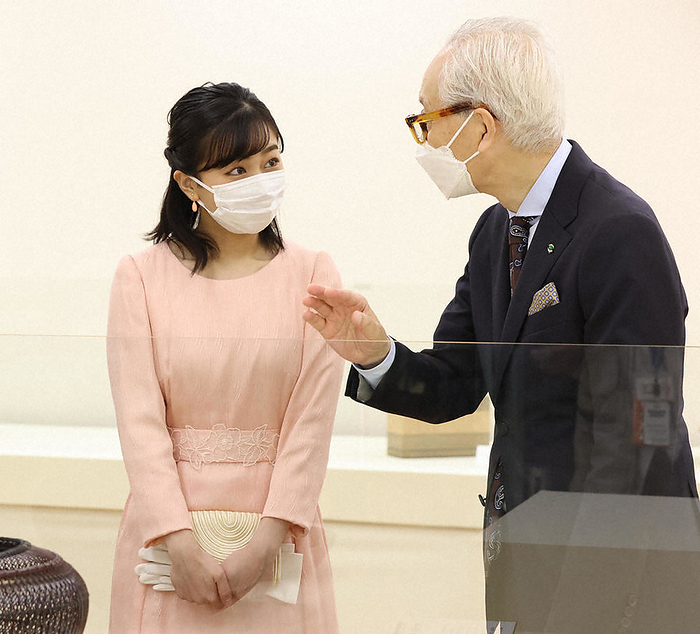Kako, second daughter of the Akishino family, receives an explanation about her work at the 69th Japan Traditional Crafts Exhibition. Kako, second daughter of the Akishino family, receives an explanation about her works at the 69th Japan Traditional Crafts Exhibition at the Nihombashi Mitsukoshi Department Store in Chuo ku, Tokyo, 2022. September 14, 8:58 a.m.  Representative photo 