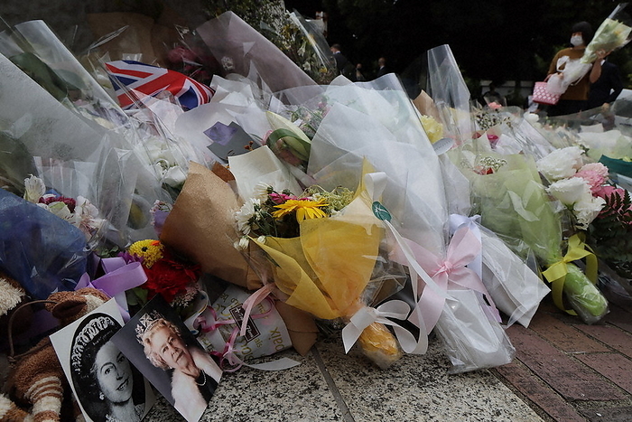 Queen Elizabeth II dies  flowers offered in front of the British Embassy in Japan. A bouquet of flowers placed by visitors to the British Embassy in Tokyo on September 15, 2022. Photo by Taisuke Wada