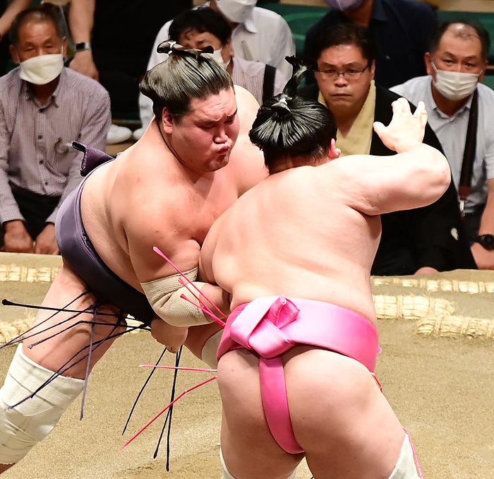 Sumo Tournament, Autumn Tournament, Day 6 Ura is taken by Terunofuji  left  on the left arm on the sixth day of the Grand Sumo Tournament, September 16, 2022 date 20220916 place Ryogoku Kokugikan, Tokyo, Japan