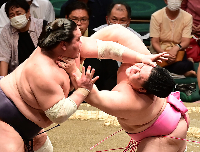 Sumo Tournament, Autumn Tournament, Day 6 Ura attacks Terunofuji  left  with a throat ring on the sixth day of the Grand Sumo Tournament, September 16, 2022 date 20220916 place . Ryogoku Kokugikan, Tokyo