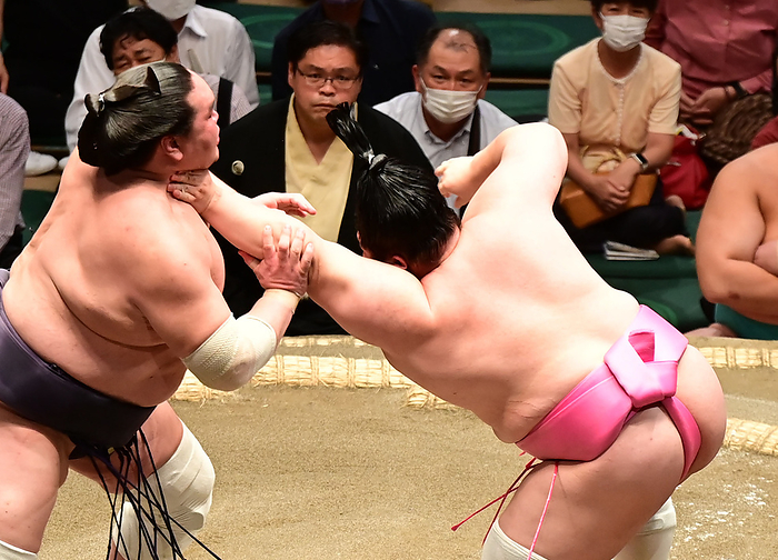Sumo Tournament, Autumn Tournament, Day 6 Ura attacks Terunofuji  left  with a throat ring on the sixth day of the Grand Sumo Tournament, September 16, 2022, at Ryogoku Kokugikan, Tokyo.