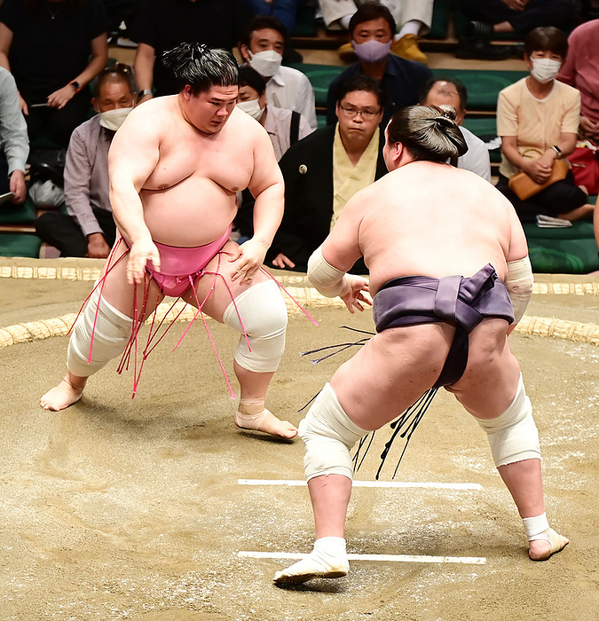 Sumo Tournament, Autumn Tournament, Day 6 Ura shows signs of bumping Terunofuji  right  after taking some distance from him on the sixth day of the Grand Sumo Tournament, September 16, 2022 date 20220916 place Ryogoku Kokugikan, Tokyo, Japan