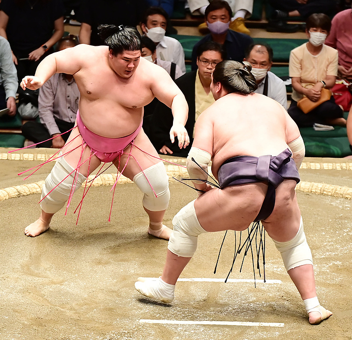 Sumo Tournament, Autumn Tournament, Day 6 Ura shows signs of bumping Terunofuji  right  after taking some distance from him on the sixth day of the Grand Sumo Tournament, September 16, 2022 date . 20220916 Photo Location Ryogoku Kokugikan, Tokyo