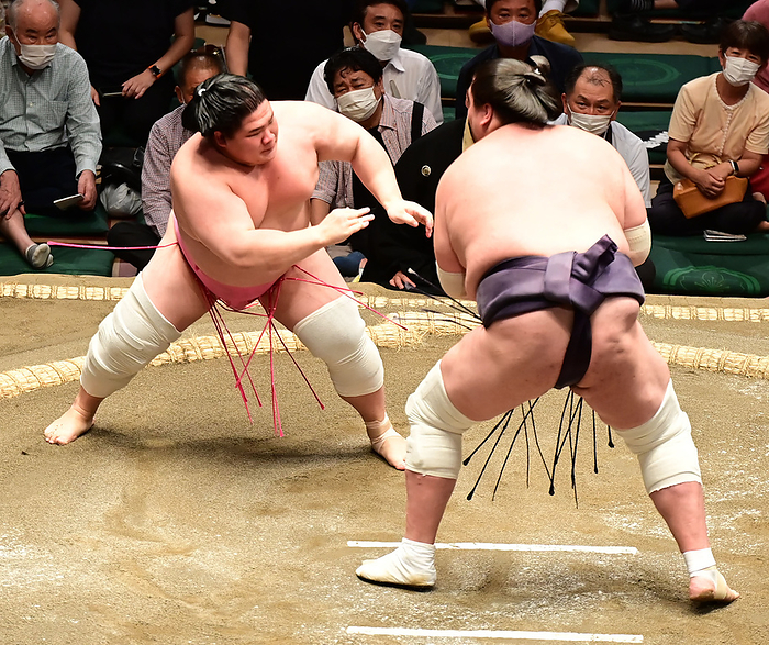 Sumo Tournament, Autumn Tournament, Day 6 Ura taunts Terunofuji  right  on the sixth day of the Grand Sumo Tournament, September 16, 2022 date 20220916 place Ryogoku Kokugikan, Tokyo