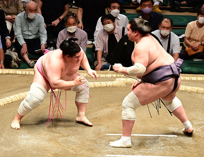 Sumo Tournament, Autumn Tournament, Day 6 Ura, on the sixth day of the Grand Sumo Tournament, nudges Terunofuji  right  and asks him how he is going to get out of the ring on September 16, 2022. Ryogoku Kokugikan, Tokyo