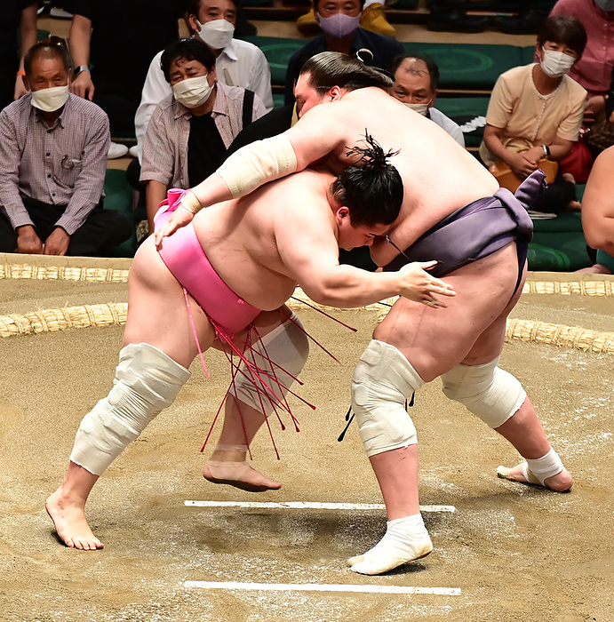 Sumo Tournament, Autumn Tournament, Day 6 Ura, in a low posture, moves into the pocket of Terunofuji  right  on the sixth day of the Grand Sumo Tournament, September 16, 2022, at Ryogoku Kokugikan, Tokyo.