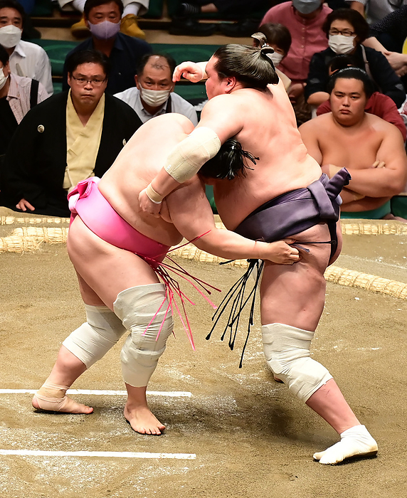 Sumo Tournament, Autumn Tournament, Day 6 Ura attacks Terunofuji  right  on the 6th day of the Grand Sumo Tournament, September 16, 2022, at Ryogoku Kokugikan, Tokyo.